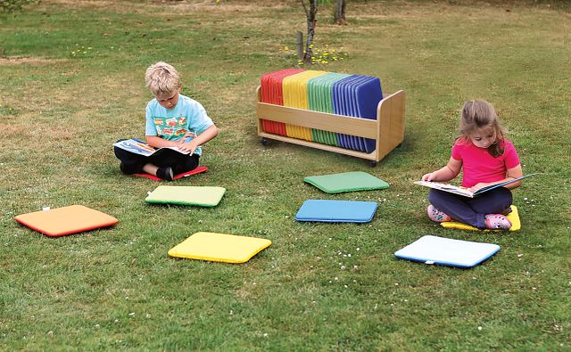 Chariot avec 32 coussins carrés