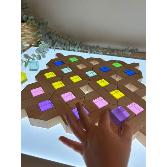 Plateau avec croix en bois et cubes translucides