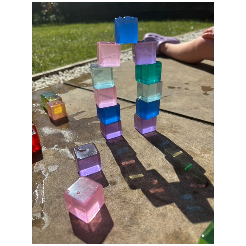 Plateau de jeu avec 100 cubes translucides