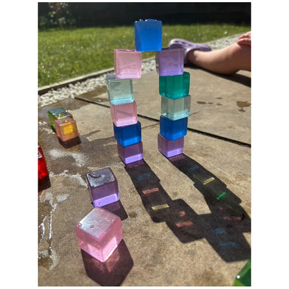 Plateau de jeu avec 100 cubes translucides