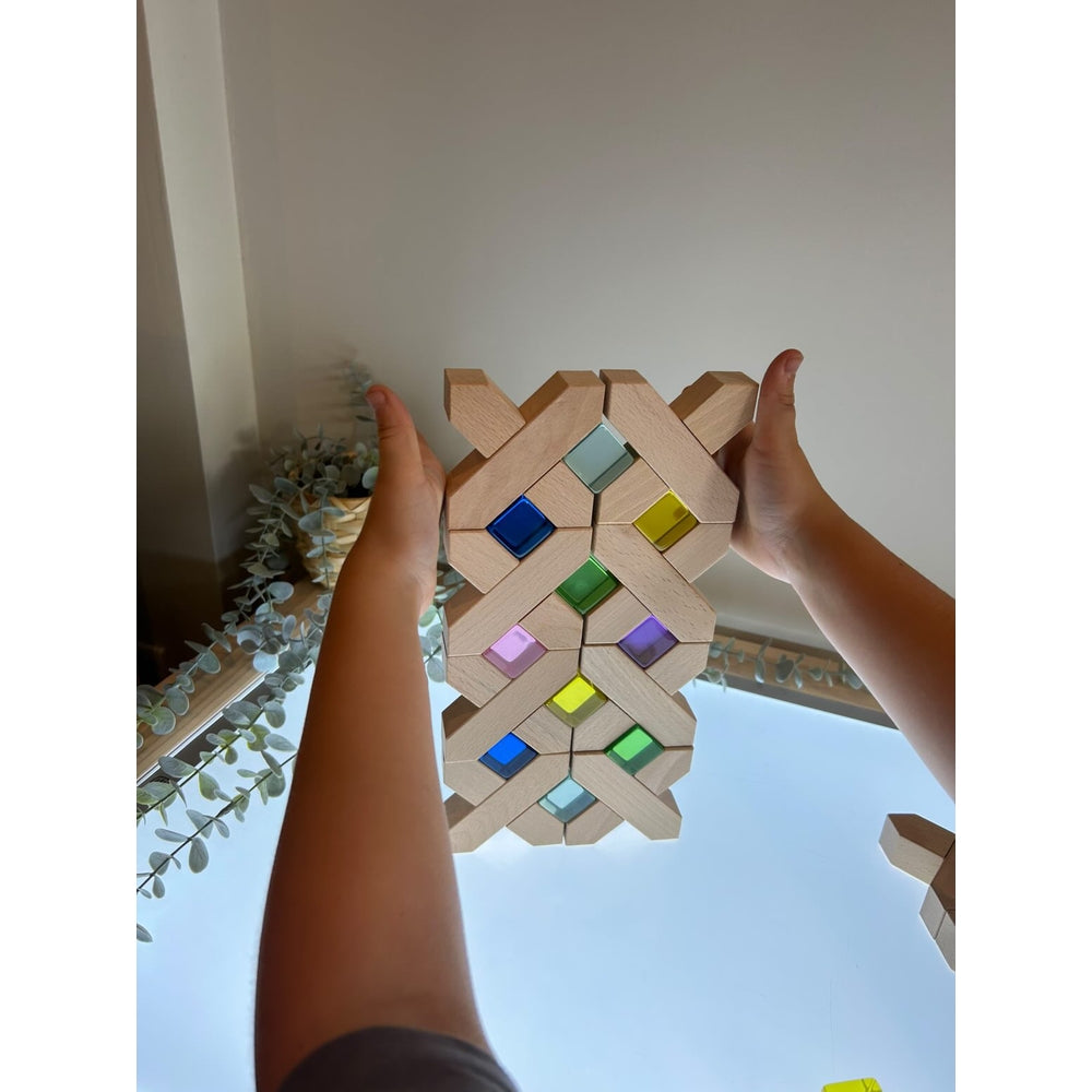 Plateau avec croix en bois et cubes translucides