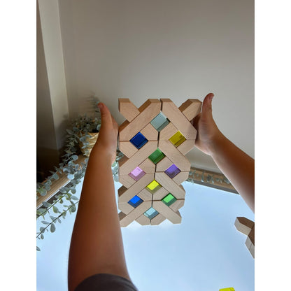 Plateau avec croix en bois et cubes translucides