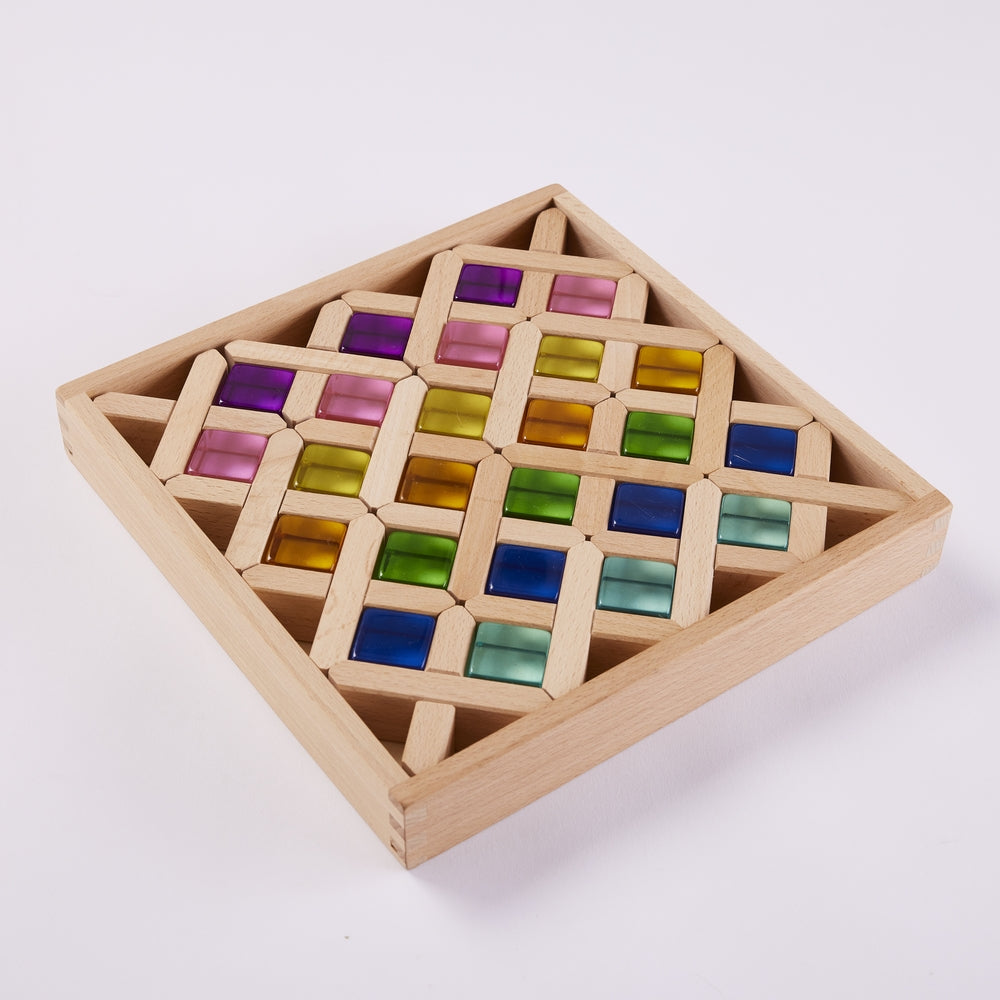 Plateau avec croix en bois et cubes translucides