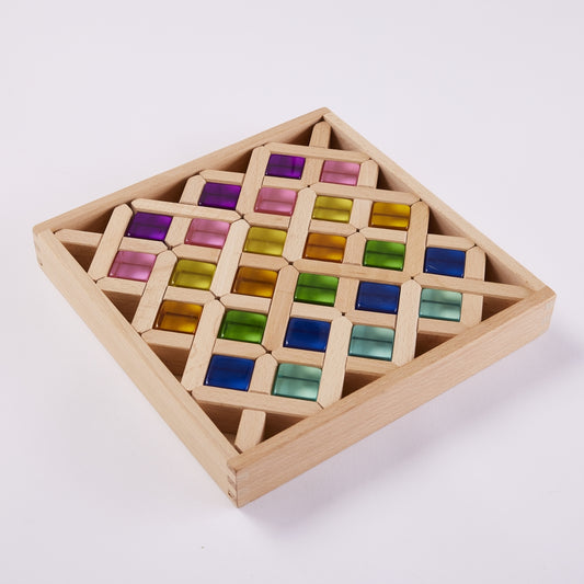 Plateau avec croix en bois et cubes translucides