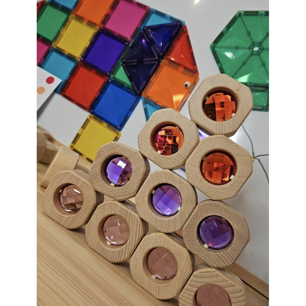 Plateau de jeu avec 25 pièces arc-en-ciel